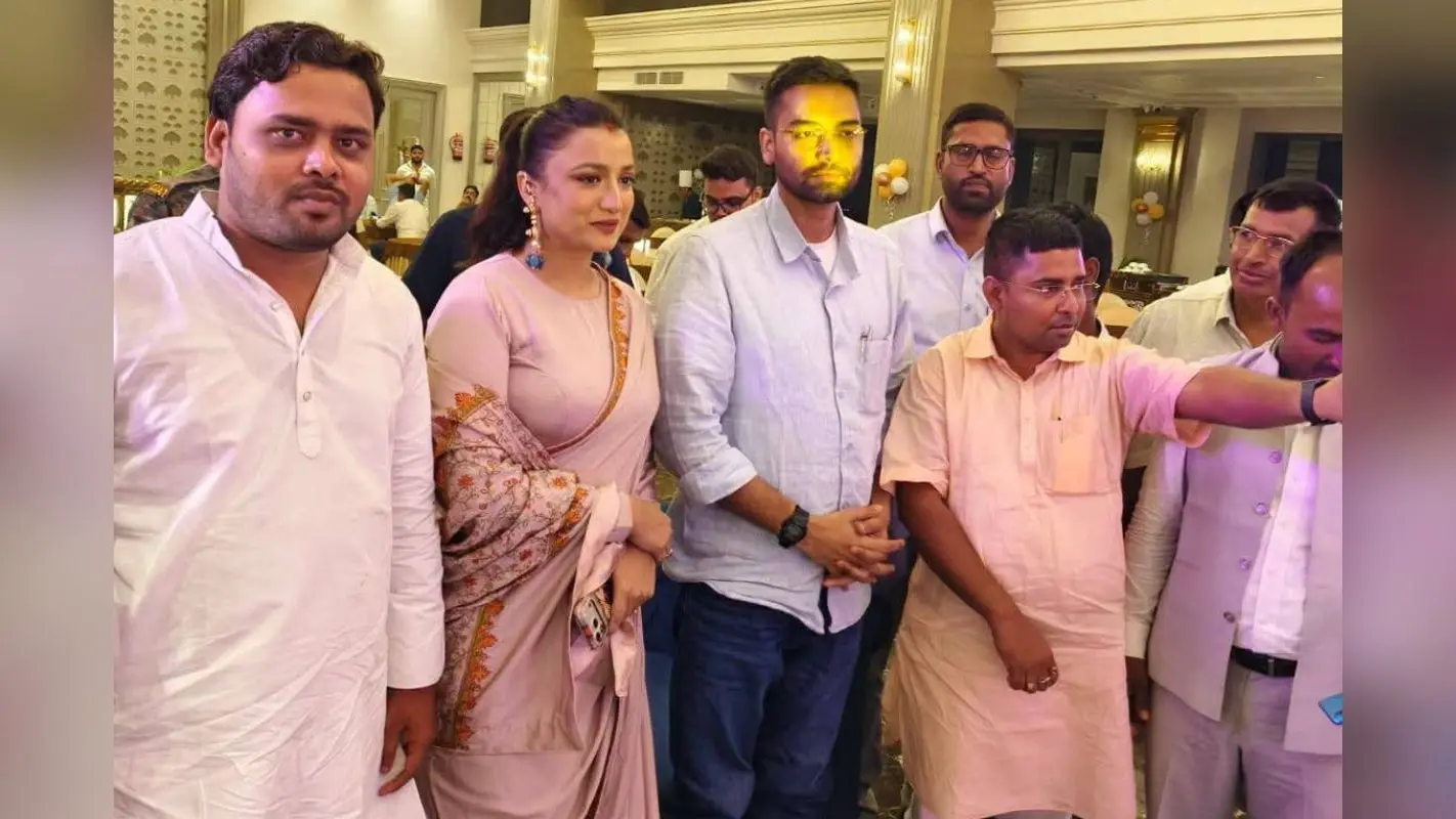 गया जी दौरे पर पत्नी के साथ पहुंचे मंत्री दीपक प्रकाश, जदयू छोड़कर रालोमो में आए नेता को सौंपी बड़ी जिम्मेदारी